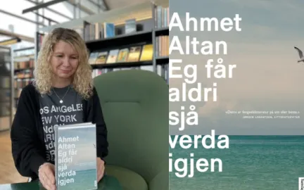 Kvinne med blondt, kr&oslash;llet h&aring;r sitter i en gr&oslash;nn stol og ser ned p&aring; ei bok hun holder foran seg. Foto.