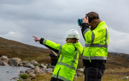 Søk med undervannsdrone 3 To arbeidere står ved drikkevannskilde.