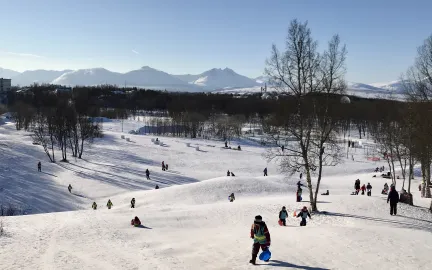 Barn i vinteraktivitet p&aring; Charlottenlund aktivitets- og friluftspark i Troms&oslash;
