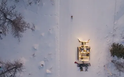 Dronefoto av tr&aring;kkemaskin og skil&oslash;per.