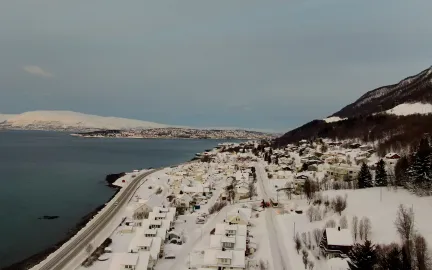 Oversiktsbilde fra drone av Sollig&aring;rden sett fra s&oslash;r