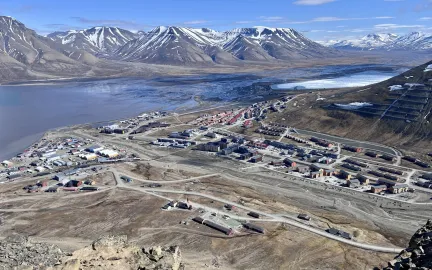 Flyfoto av Longyearbyen. Foto: Felicia &Oslash;yst&aring;