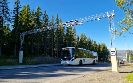 Bompengestasjon med buss p&aring; vei