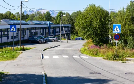 Prestvannvegen og skolen Viser veibanen i Prestvannvegen og Prestvannet skole i bakgrunnen