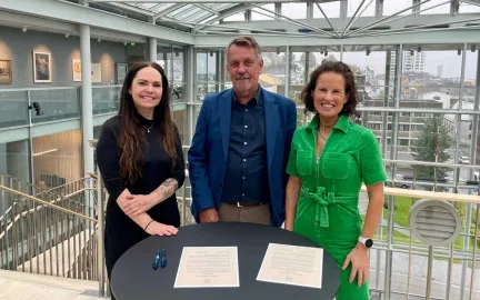 Ordf&oslash;rer Gunnar Wilhelmsen skrev under klimakontrakt med Buktafestivalen og Asko Nord AS. Fra venstre: Marianne Saus, festivalsjef Buktafestivalen, ordf&oslash;rer Gunnar Wilhelmsen, Grete Ovanger, direkt&oslash;r Asko Nord AS.