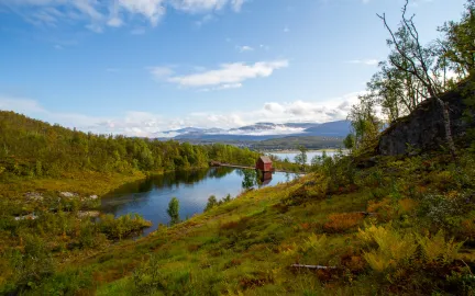 Viser hele Slettadammen med milj&oslash;et rundt demningen