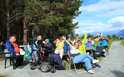 Folk p&aring; tilrettelagt tur med Ishavskystens friluftsr&aring;d