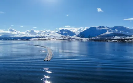 Dronefoto av forankrede sj&oslash;ledninger som flyter p&aring; havoverflaten.