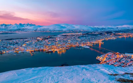 Troms&oslash;ya i vinterlys sett fra fjellheisen