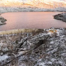 Viser dammen p&aring; Damvatnet i Simavika p&aring; Ringvass&oslash;ya.