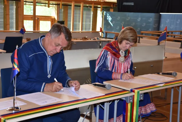 Troms&oslash;ordf&oslash;rer Gunnar Wilhelmsen og sametingspresident Aili Keskitalo underskrev den 18. juni 2021 ny samarbeidsavtale mellom Troms&oslash; kommune og Sametinget. Avtaleinng&aring;elsen fant sted p&aring; Sametinget i Karasjok.