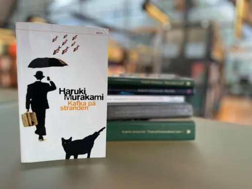 Hvor starte med Murakami? En bok med fronten framover, med tittel "Kafka på stranden". Bak ligger en stabel med fem andre bøker. Foto.