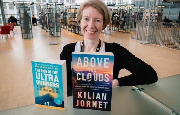 Bibliotekar Silje omtaler bøker om løping Bibliotekar Silje omtaler bøker om løping