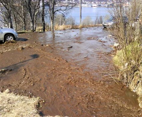 Flom i Solstrandvegen 17. mai 2010 Arkivbilde fra da det var flom i Solstrandvegen i Tromsø den 17. mai i 2010