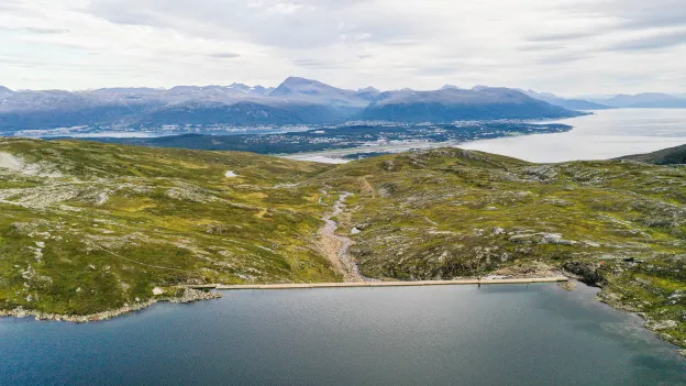 Amundvannet med Tromsøya i bakgrunnen. Amundvannet med Tromsøya i bakgrunnen.
