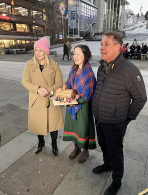 Kristina Torbergsen, Maja Kristine Jåma og Gunnar Wilhelmsen Kristina Torbergsen, Maja Kristine Jåma og Gunnar Wilhelmsen på Stortorget. Jåma, i midten, holder et pepperkakehus påskrevet Samisk hus.