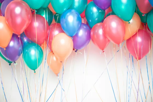 Nå kan du bruke meråpent bibliotek igjen Røde, grønne, lilla og oransje ballonger mot hvit bakgrunn. Illustrasjonsfoto.