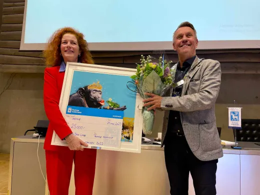 Rebekka Brox Liab&oslash; mottok kommunens likestillingspris av ordf&oslash;rer Gunnar Wilhelmsen.