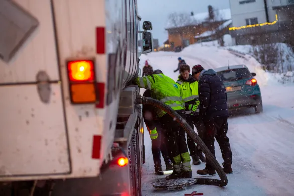 No dig-prosjekt i kum 1 Fire arbeidere står over åpen kum midt i gate i Tromsø.