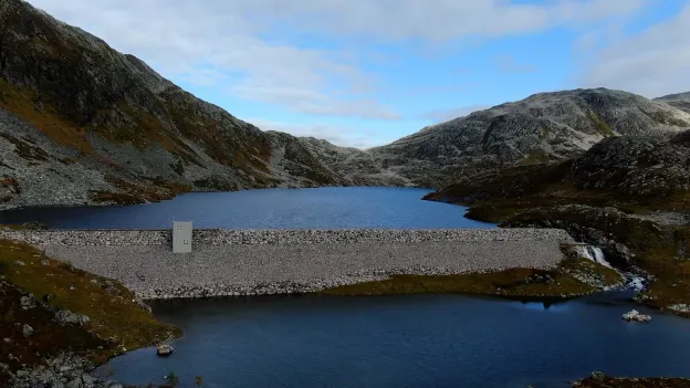 Dronefoto av dam p&aring; Ringvass&oslash;ya