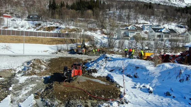 Styrt boring under E8 ved Solligården Dronebilde av gravearbeid ved E8