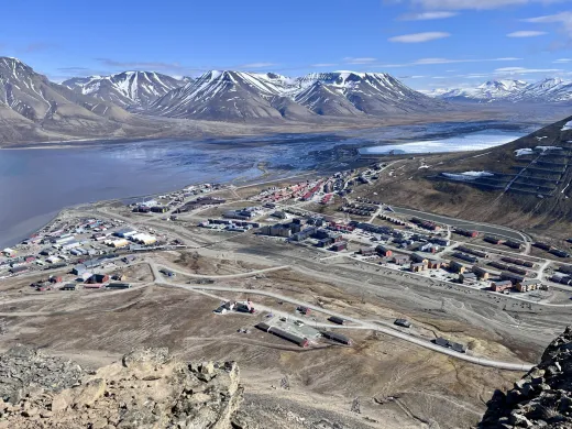 Flyfoto av Longyearbyen. Foto: Felicia &Oslash;yst&aring;