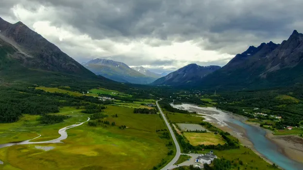 Lakselvbukt Dronefot som viser dal og fjell i Lakselvbukt