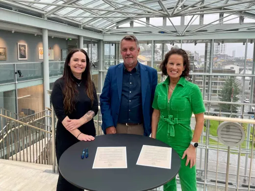 Ordf&oslash;rer Gunnar Wilhelmsen skrev under klimakontrakt med Buktafestivalen og Asko Nord AS. Fra venstre: Marianne Saus, festivalsjef Buktafestivalen, ordf&oslash;rer Gunnar Wilhelmsen, Grete Ovanger, direkt&oslash;r Asko Nord AS.