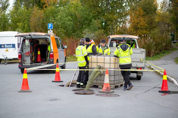 Rengjøring av vannledning på Fagereng Arbeid pågår ved en kum i veibanen