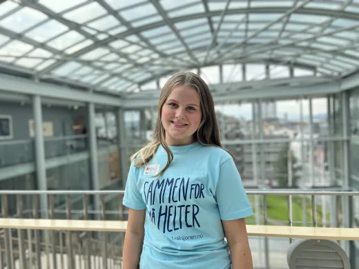 Ung dame med lysebl&aring; t-skjorte
