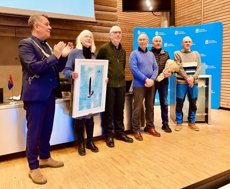Ordf&oslash;reren st&aring;r sammen med fem medlemmer i Kval&oslash;ysletta Skilags seniorgjengen.