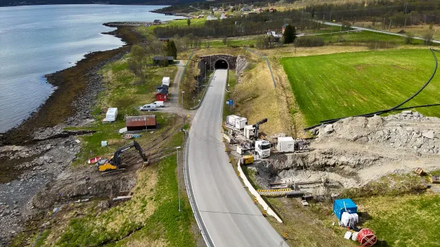 Viser gr&oslash;ft p&aring; begge sider av vei ved Ryatunnelen