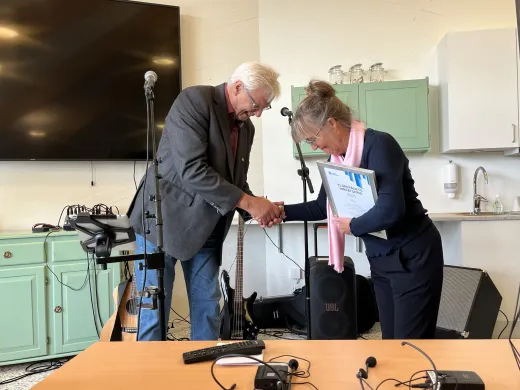 Eldrer&aring;dsleder H&aring;vard Sandberg overrakte diplom til Karmas Klubb-leder Sissel Ebeltoft.