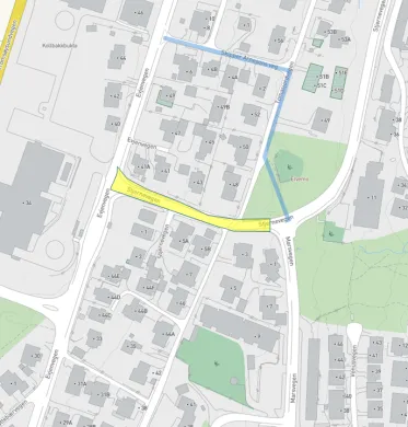 Kartet viser alternativ adkomst for bil markert i bl&aring;tt