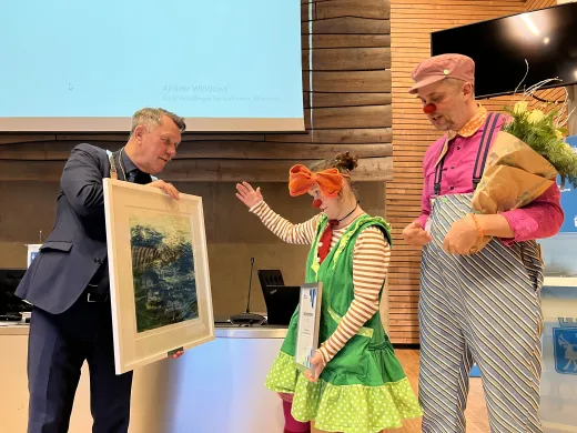 Ordf&oslash;rer overrekker maleri til to klovner.