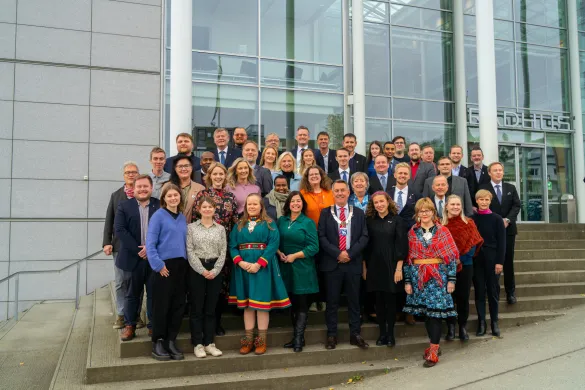 Troms&oslash;s kommunestyrerepresentanter for perioden 2023&ndash;2027 st&aring;r oppstilt p&aring; r&aring;dhustrappen.