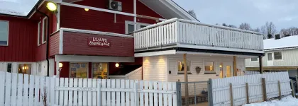 &Aring;sland barnehage sett utenfra en skyet vinterdag