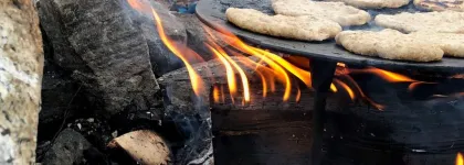 Bukkespranget naturbarnehage grilling av p&oslash;lsebr&oslash;d p&aring; b&aring;lpanne