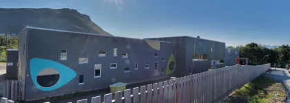 Elvestrand barnehage sett utenfra en solrik sommerdag med bl&aring; himmel
