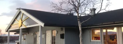 Lunheim barnehage sett utenfra en sommerdag med bl&aring; himmel og skyer