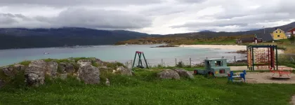 Trondjord barnehage uteomr&aring;de med husker og sandkasse en sommerdag i fj&aelig;ra
