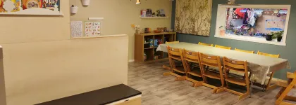 Inneomr&aring;de med benker og bord i Eventyr&oslash;ya familiebarnehage