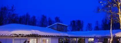 Norr&oslash;na barnehage sett utenfra en sn&oslash;rik vinterdag i bl&aring;timen