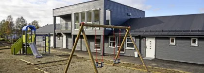 Lekeomr&aring;det med husker, sandkasser og klatrehus i Steinberget barnehage
