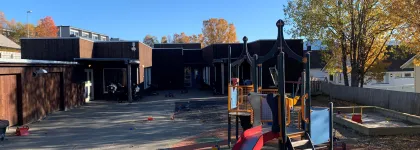 Uteomr&aring;de Polarm&aring;sen barnehage med sandkasse og klatret&aring;rn